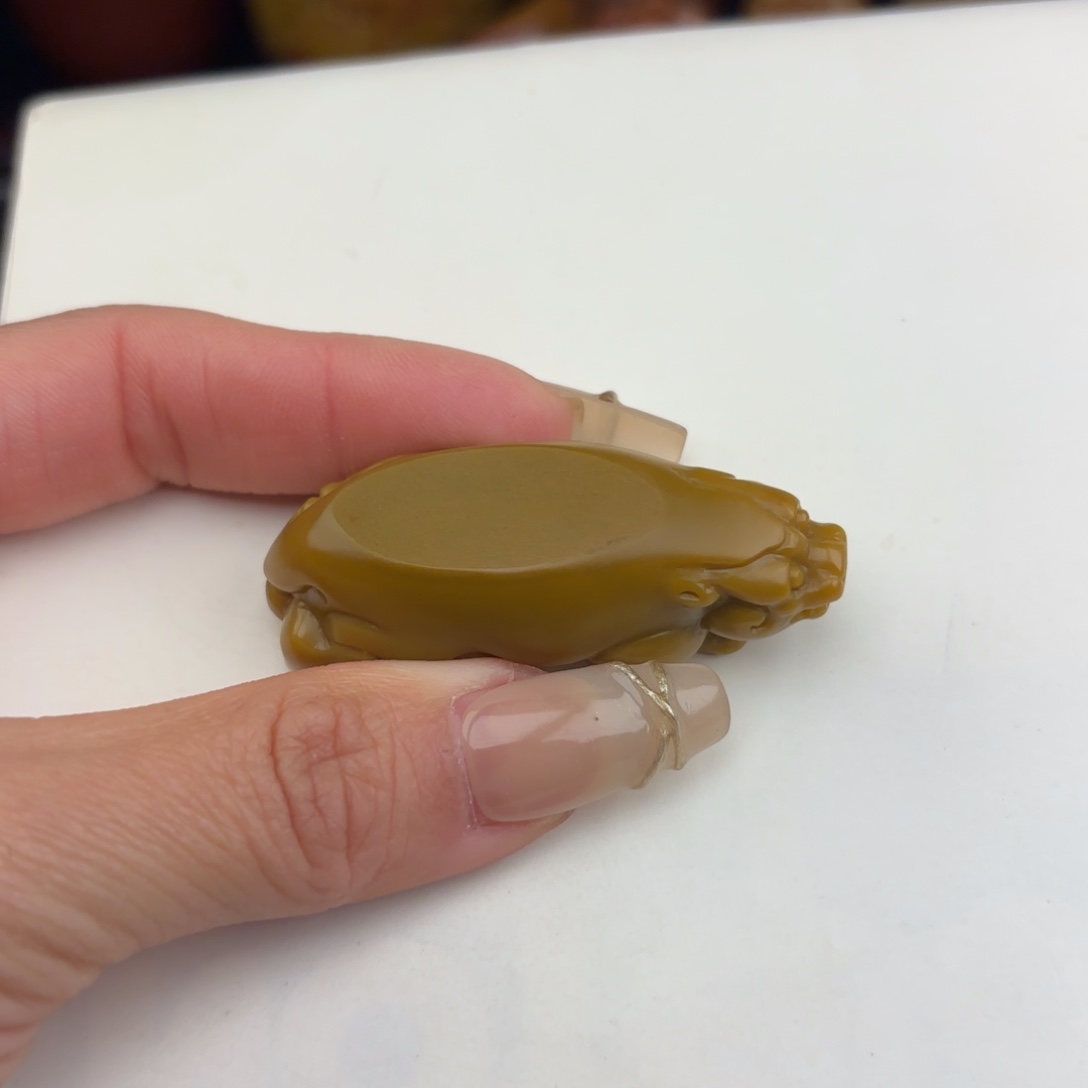 小***头石英质玉未镶嵌黄蜡石挂件