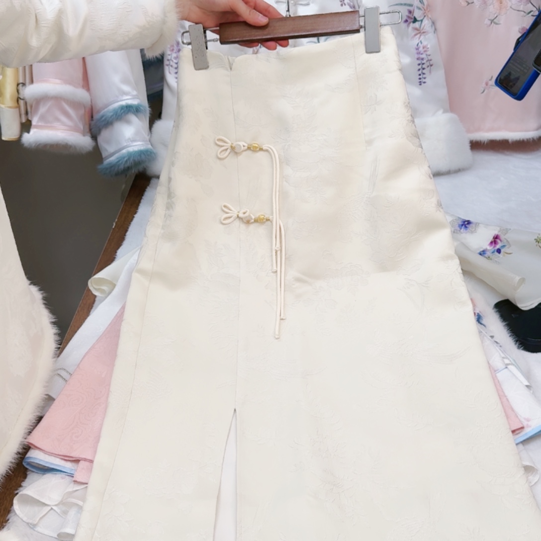 织绣丝毛 乳白色半身裙 分码