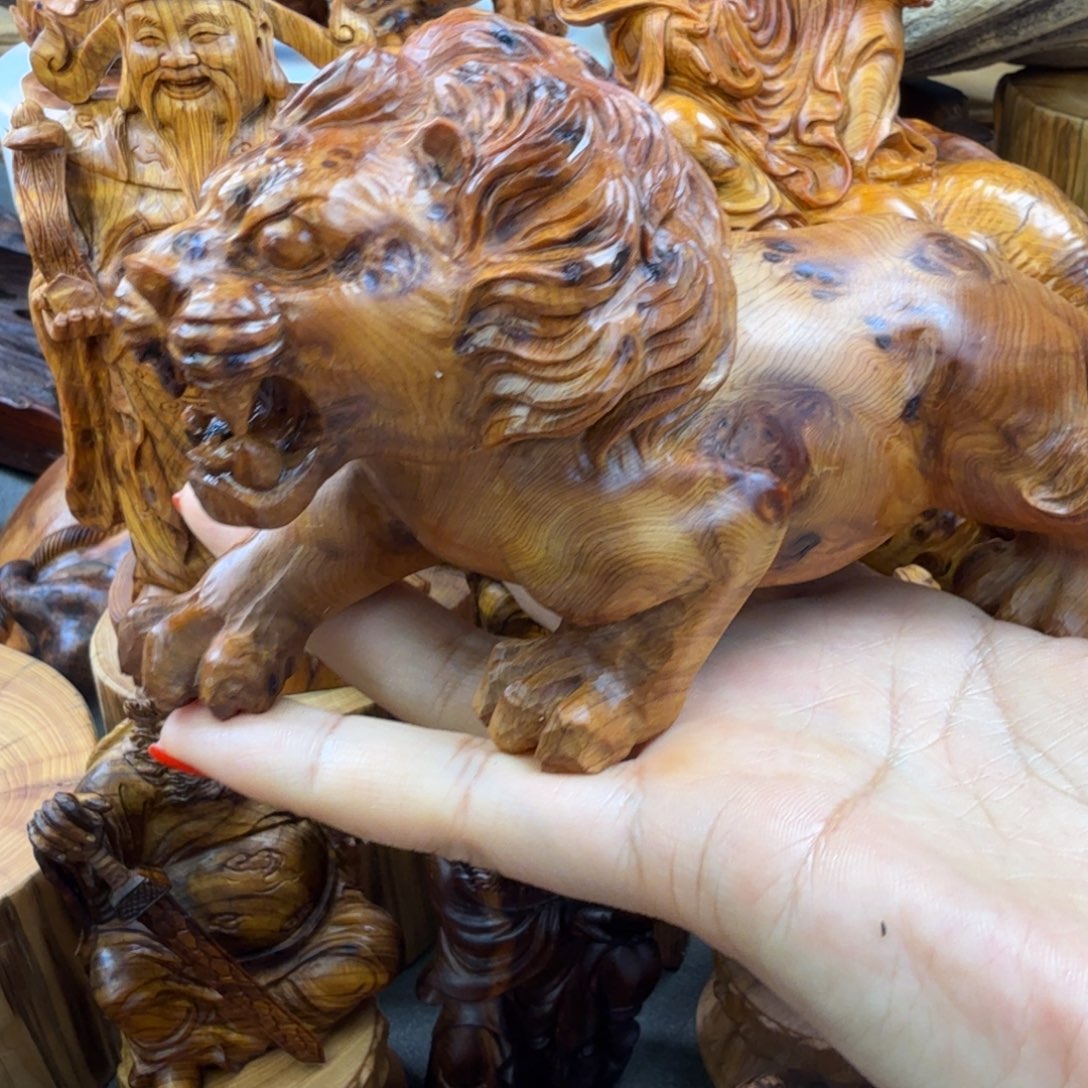 王***群柏木陈化大狮子摆件