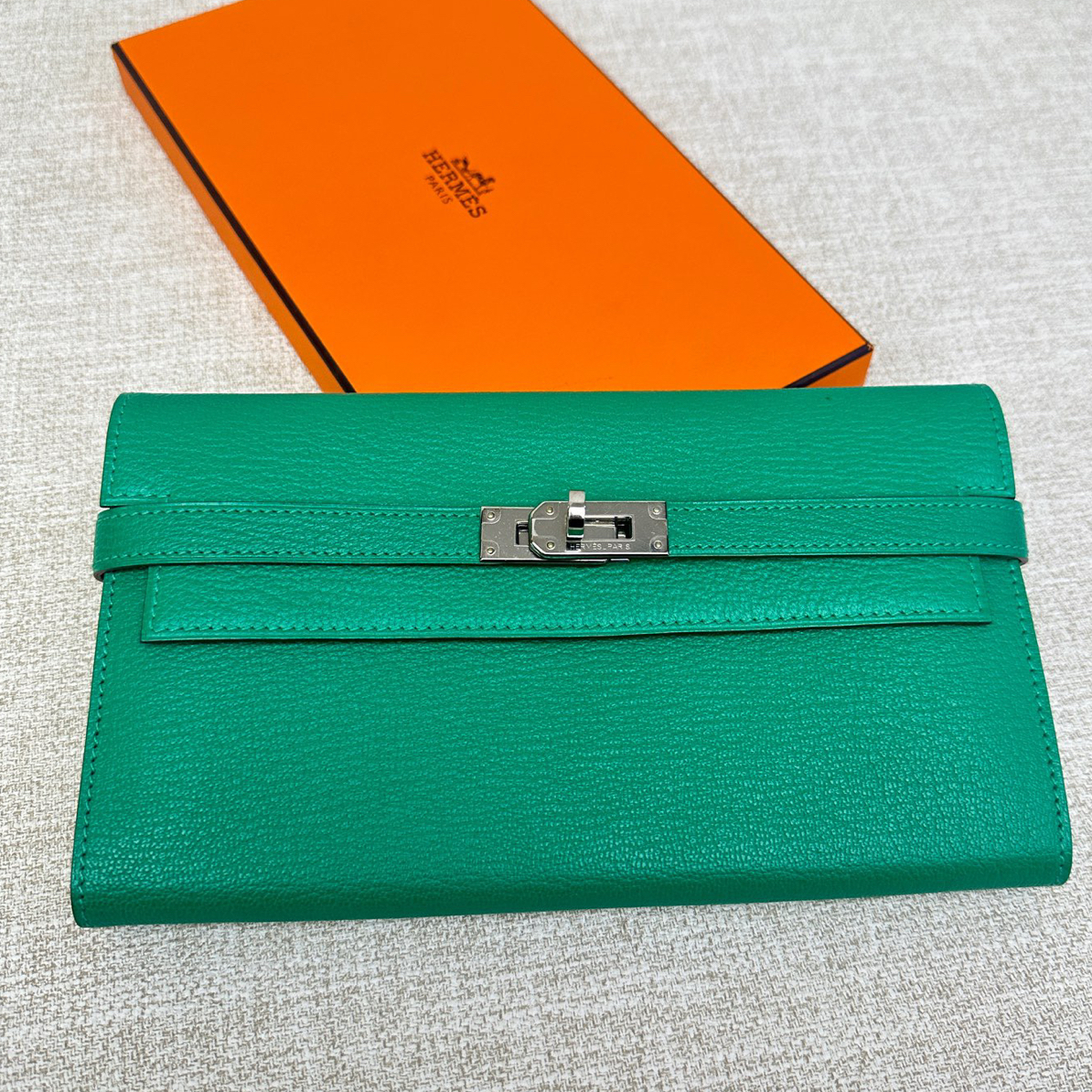 未使用 Hermes/爱马仕 Kelly钱包 竹子绿  山羊皮 银扣 框r刻