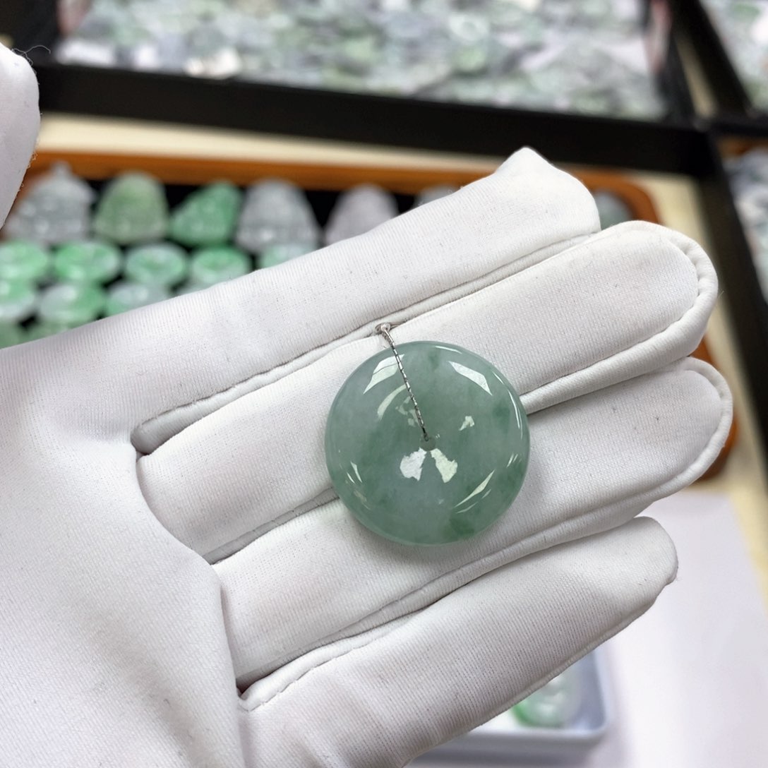 翡翠颈饰未镶嵌平安扣