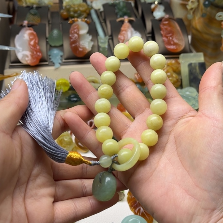 蛇纹石玉未镶嵌颈饰