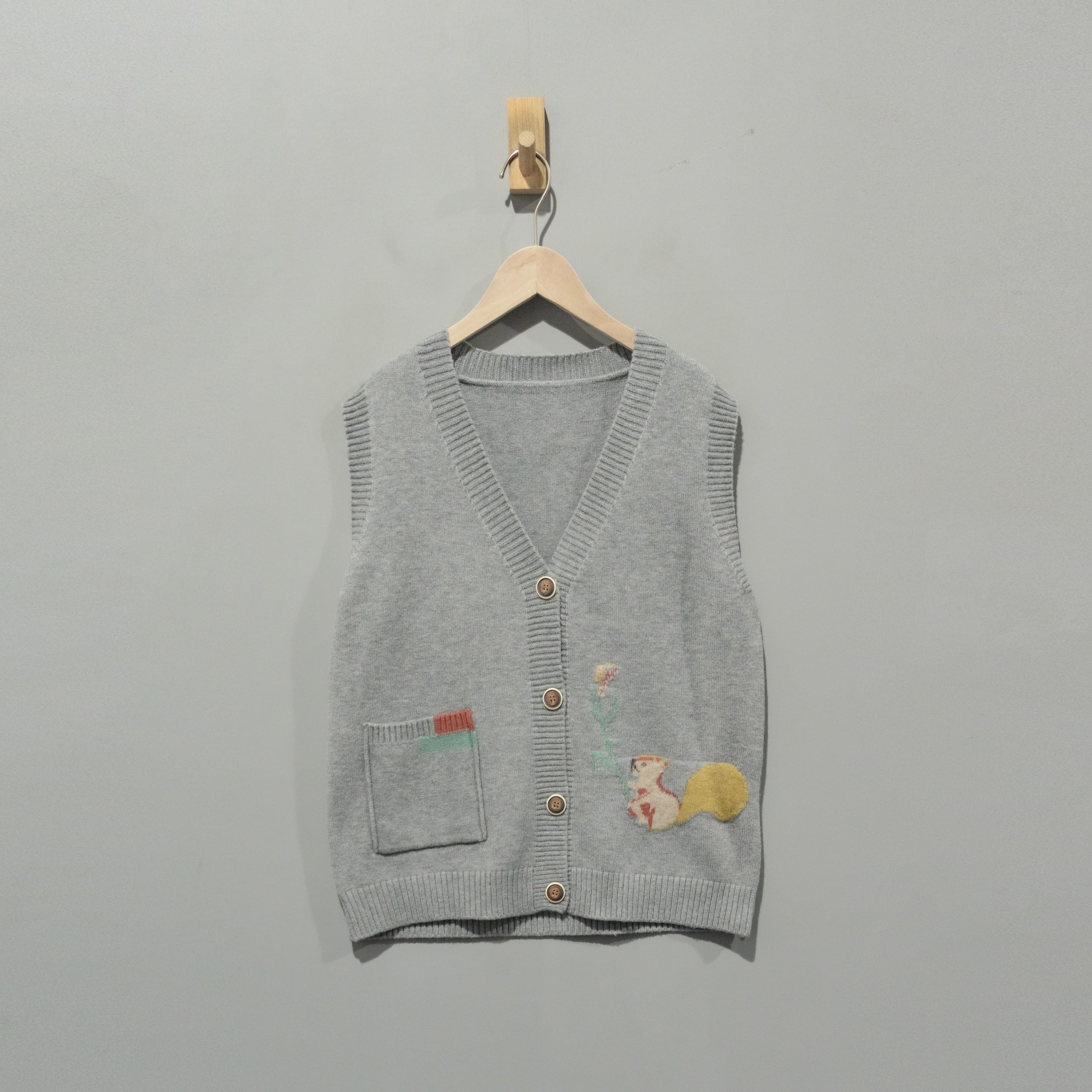 【且听风吟】0616365文艺百搭V领小松鼠提花开衫马甲 衣长60胸围106