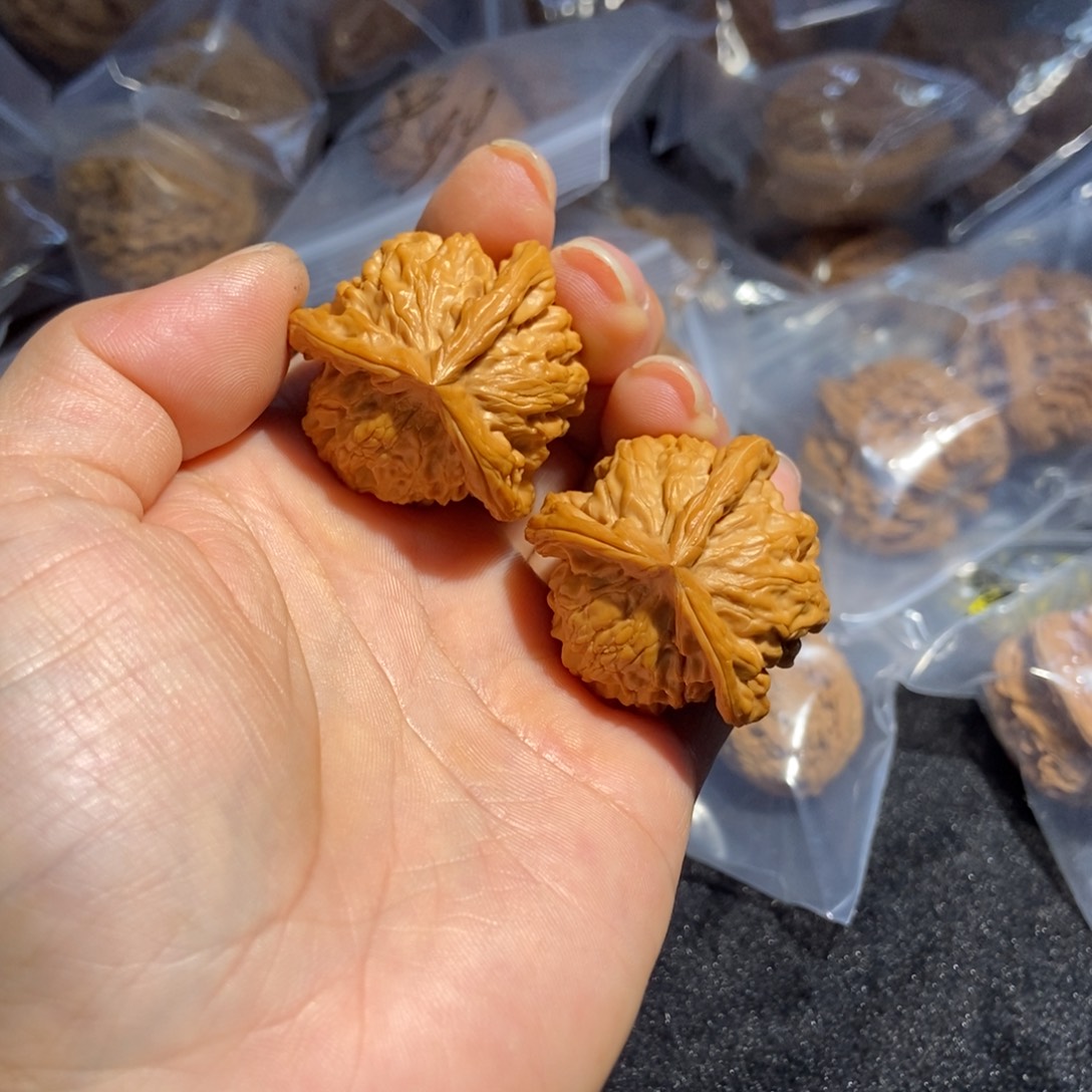 文玩核桃吊坠盘山三棱150