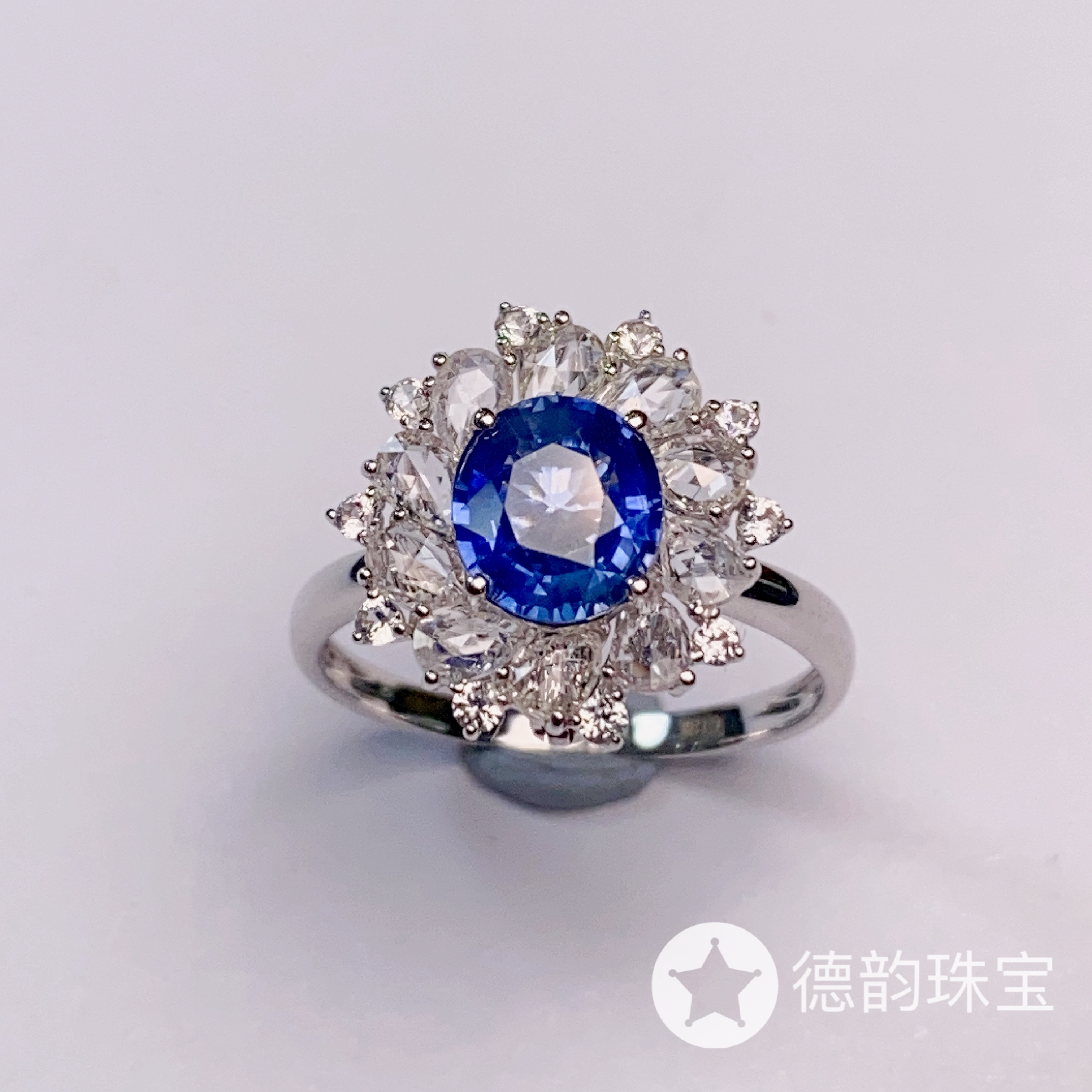 18K金镶嵌蓝宝石戒指