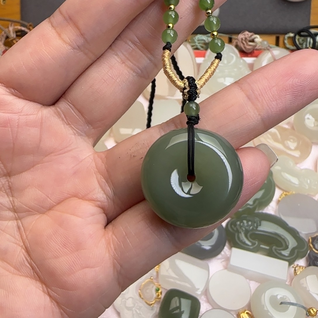 正***起和田玉未镶嵌颈饰