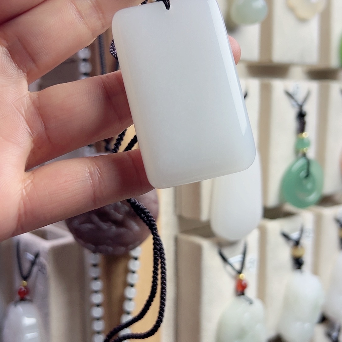 石英质玉未镶嵌颈饰