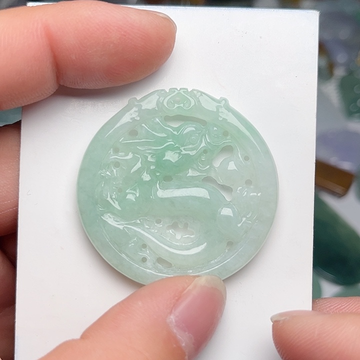 翡翠颈饰未镶嵌镂空龙