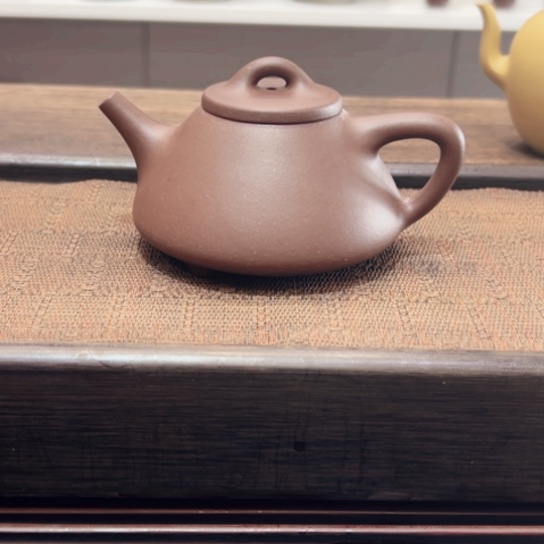 紫砂茶壶黄龙山原矿底槽清半手工（200 cc）