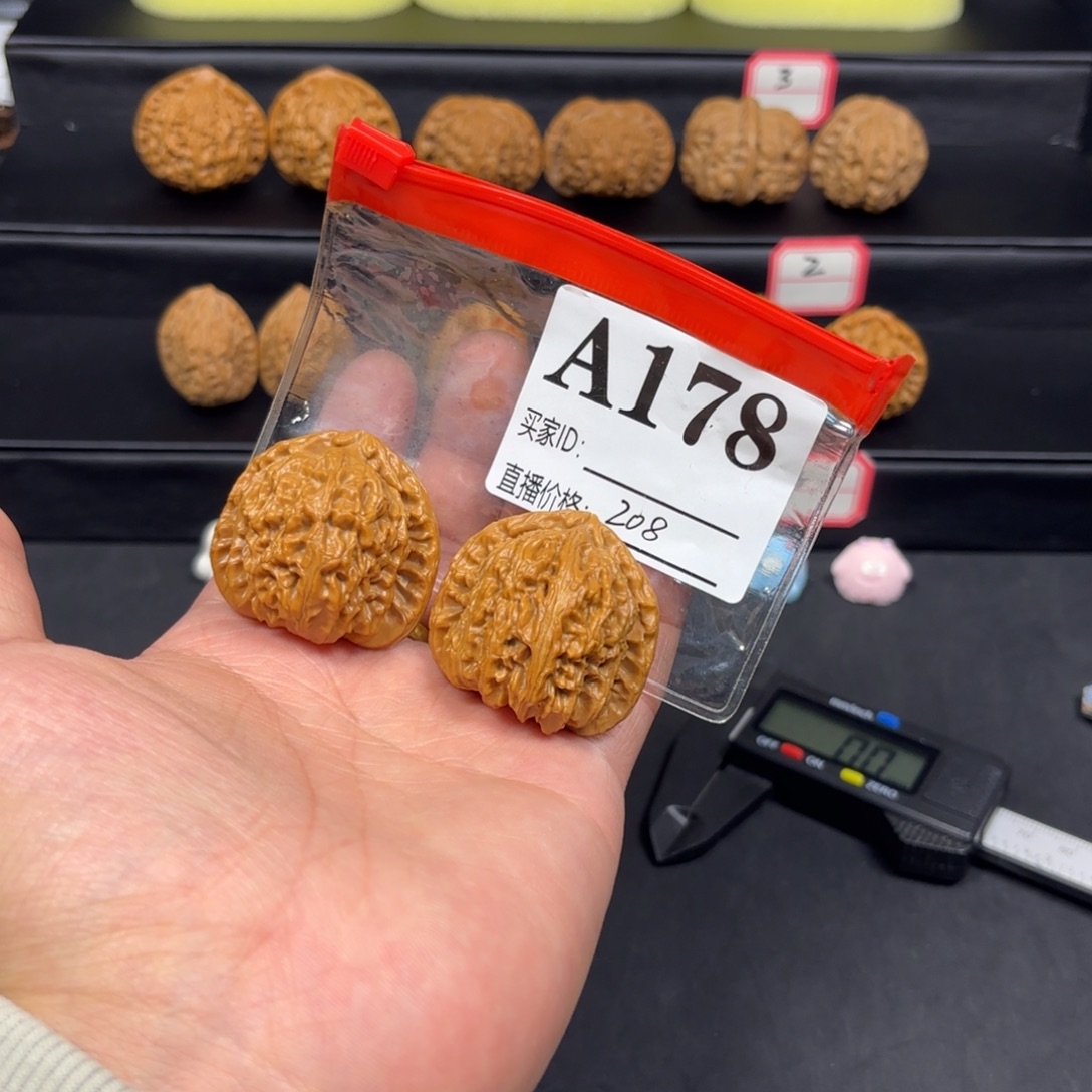 把件文玩核桃38*36*335三角白A178