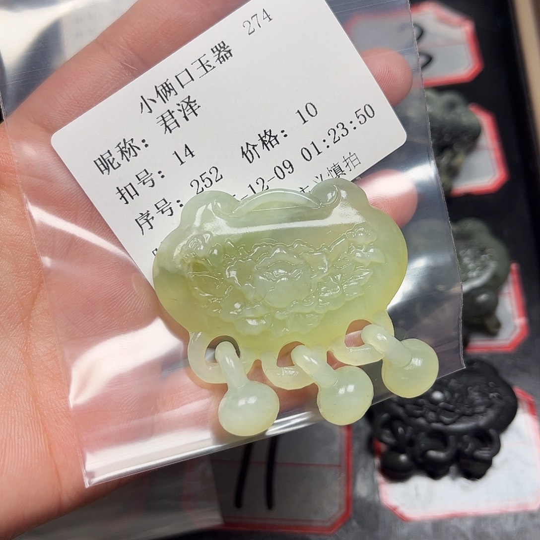 君***泽蛇纹石玉未镶嵌颈饰