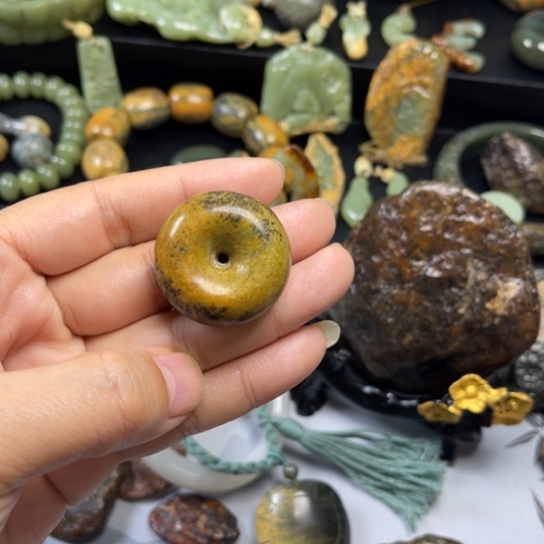 透闪石质玉吊坠未镶嵌