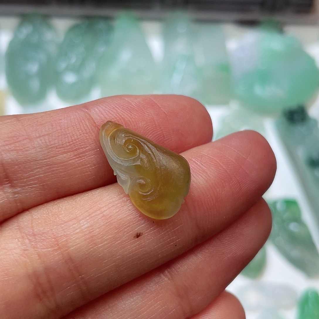 定制翡翠未镶嵌冰黄翡如意