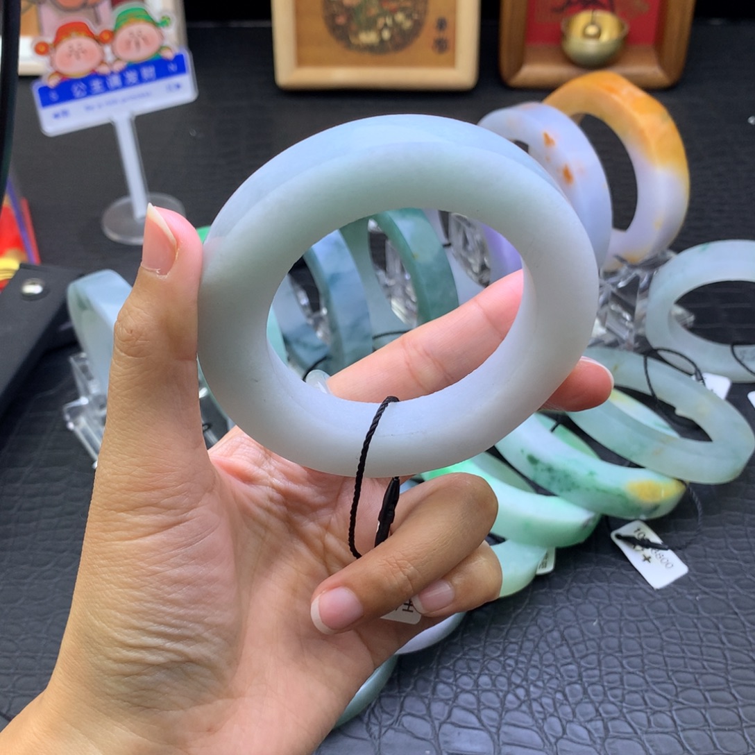 定制翡翠未镶嵌翡翠手镯