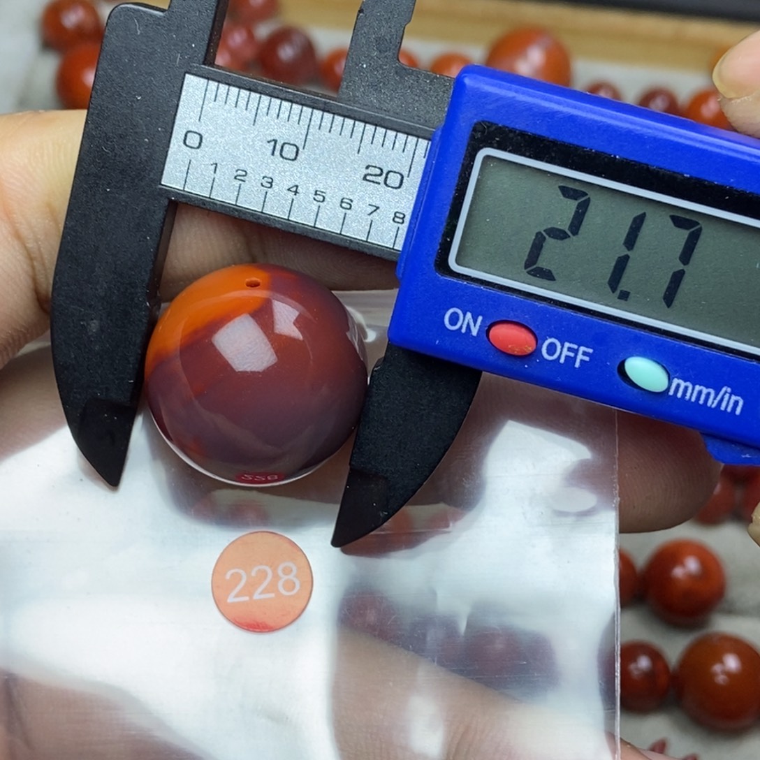 南红玛瑙未镶嵌有瑕疵