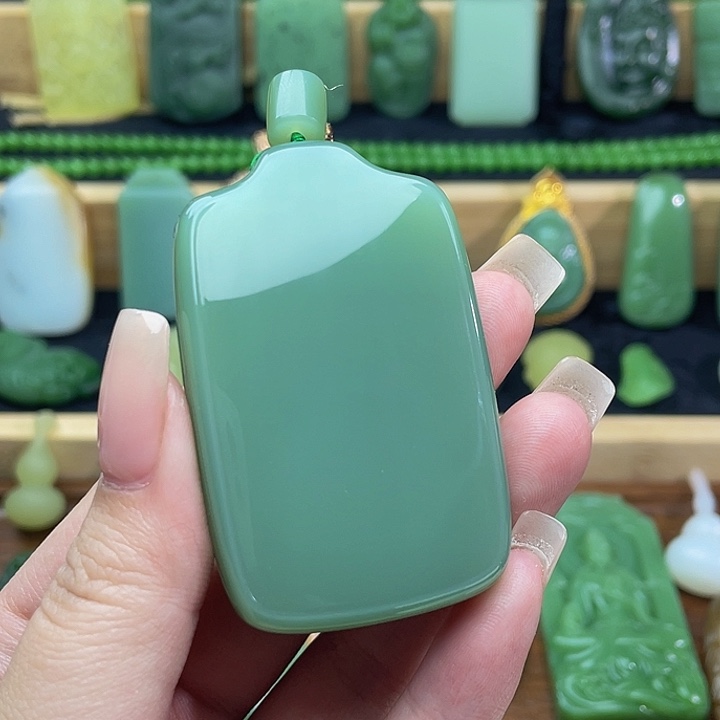 和田玉未镶嵌颈饰浅粉绿·全荧光