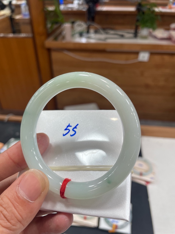 翡翠手镯未镶嵌翡翠