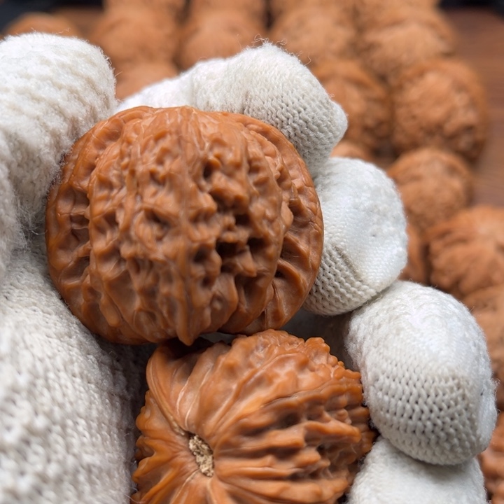 l***e文玩核桃吊坠白狮子