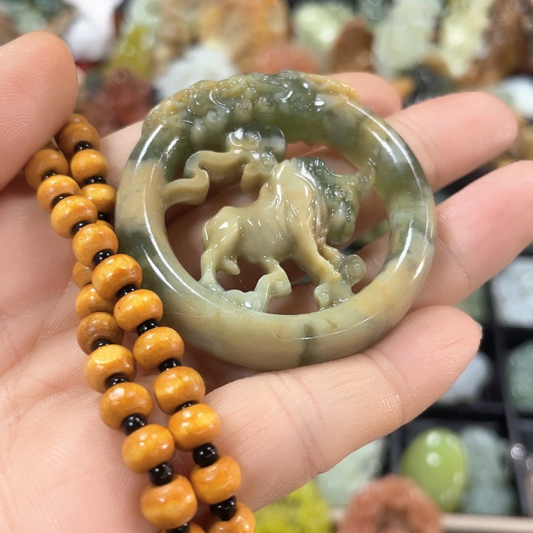 蛇纹石玉颈饰合金