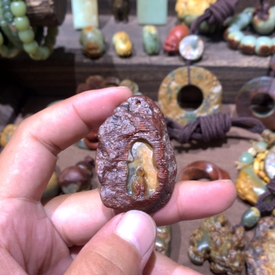 未镶嵌岫岩河磨玉（透闪石质玉）挂件