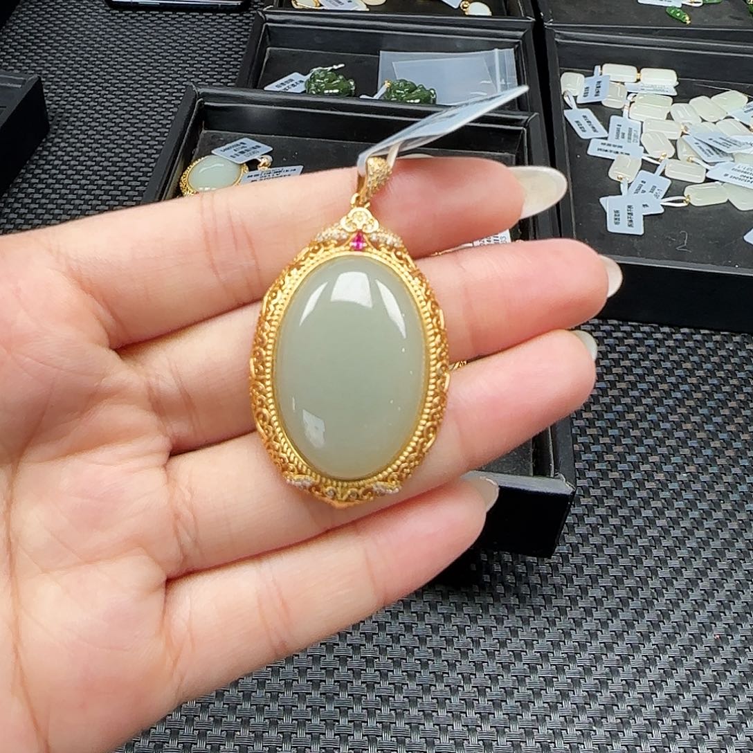 和田玉银S925镶嵌颈饰一个