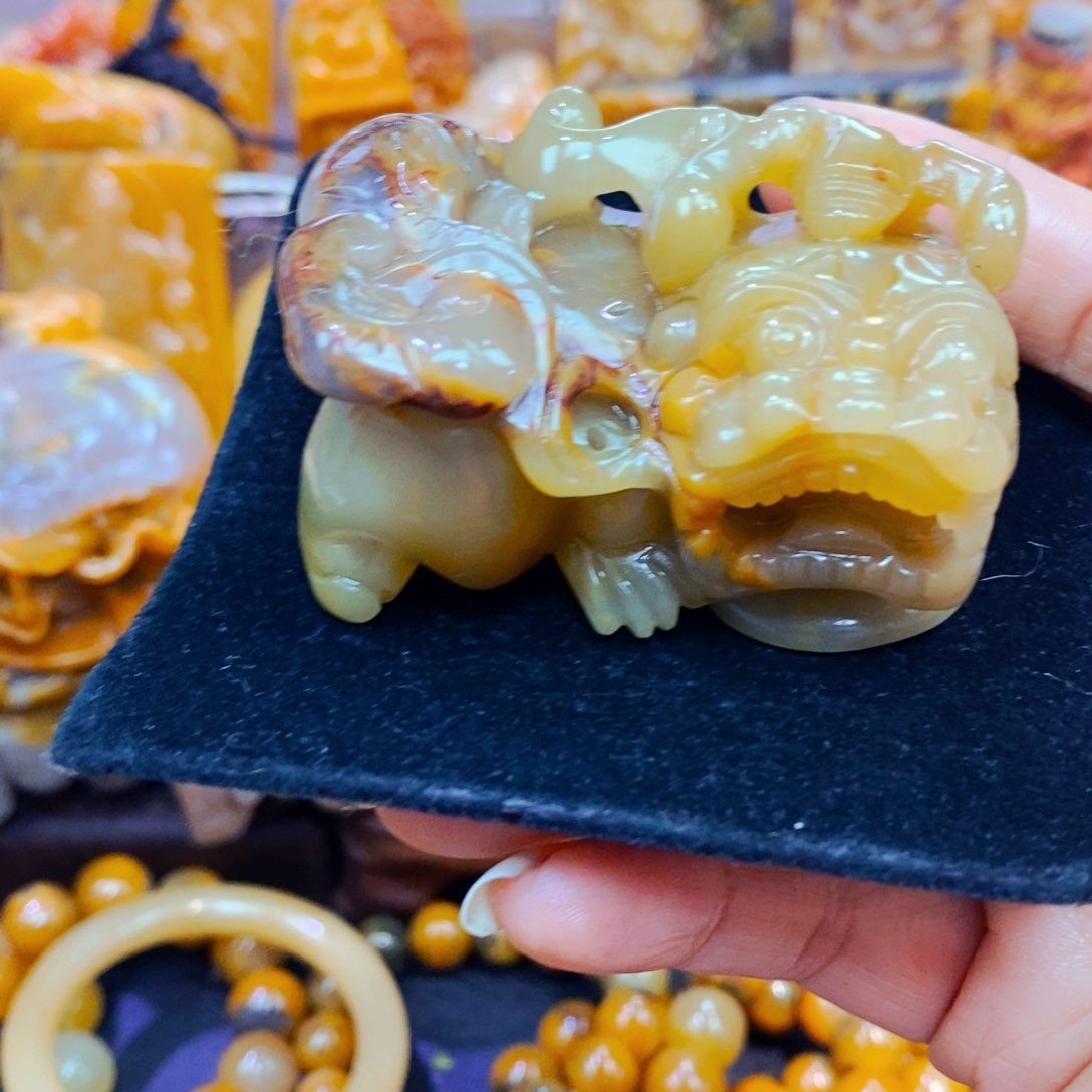 未镶嵌石英质玉（黄龙玉）颈饰