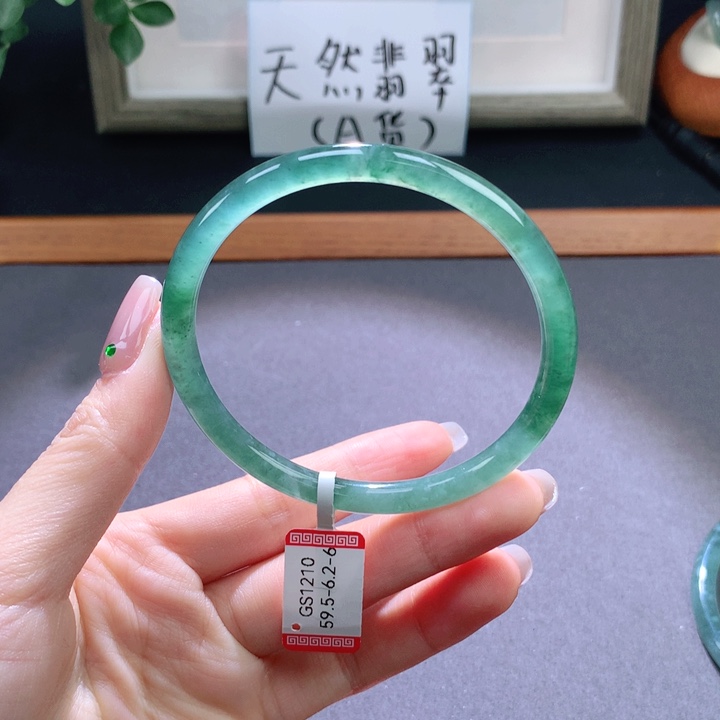 翡翠手镯未镶嵌天然翡翠手镯