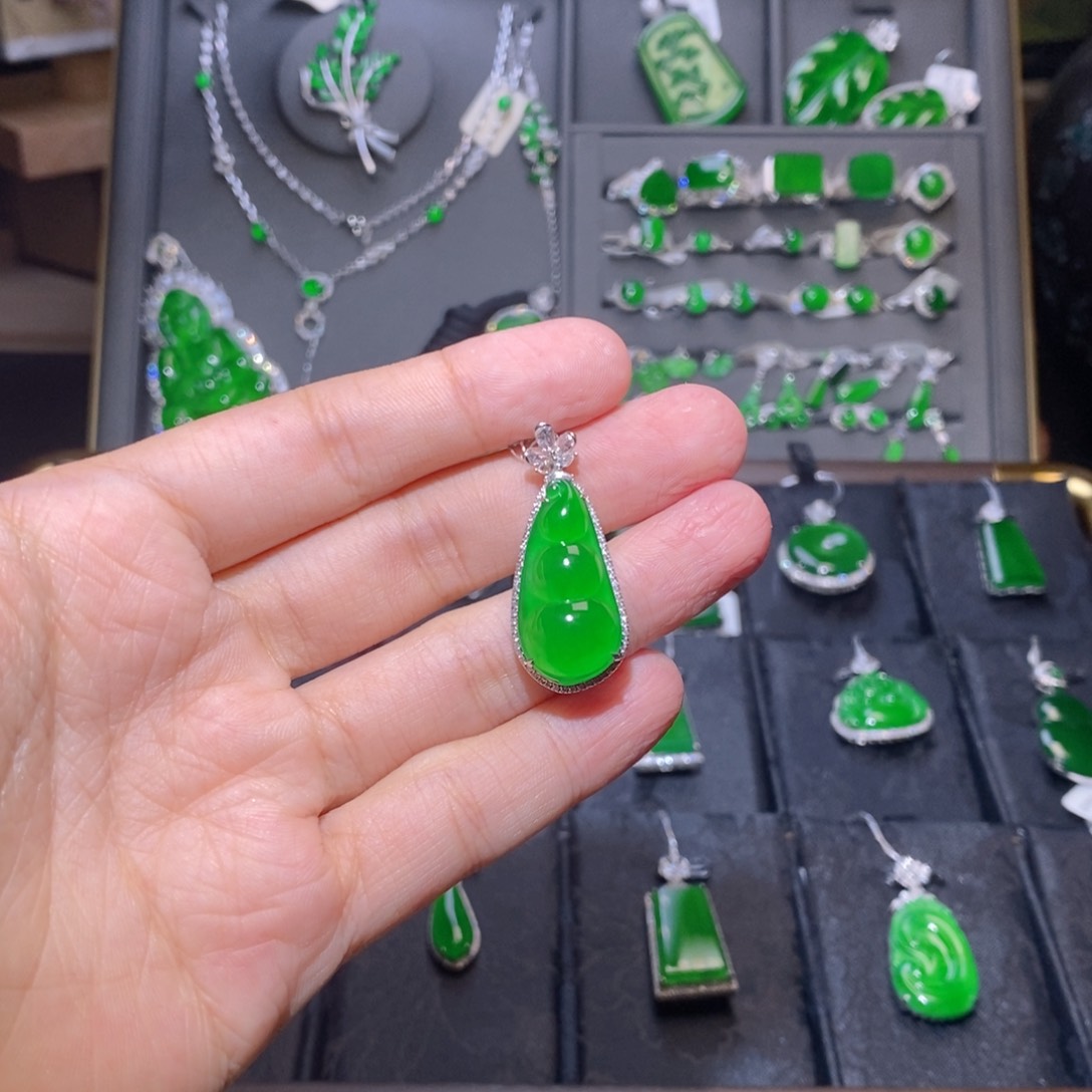 吊坠(不含链)18K金镶嵌翡翠豆子吊坠