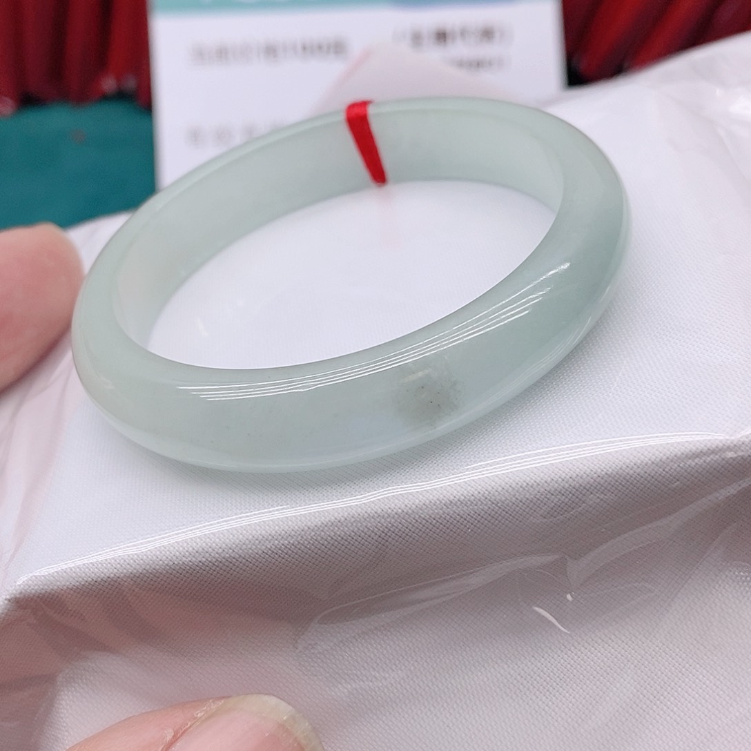 翡翠手镯未镶嵌女*8777777777