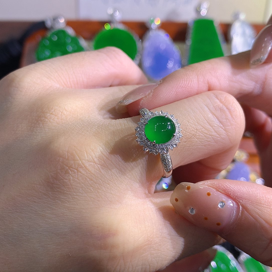 颈饰18K金镶嵌翡翠