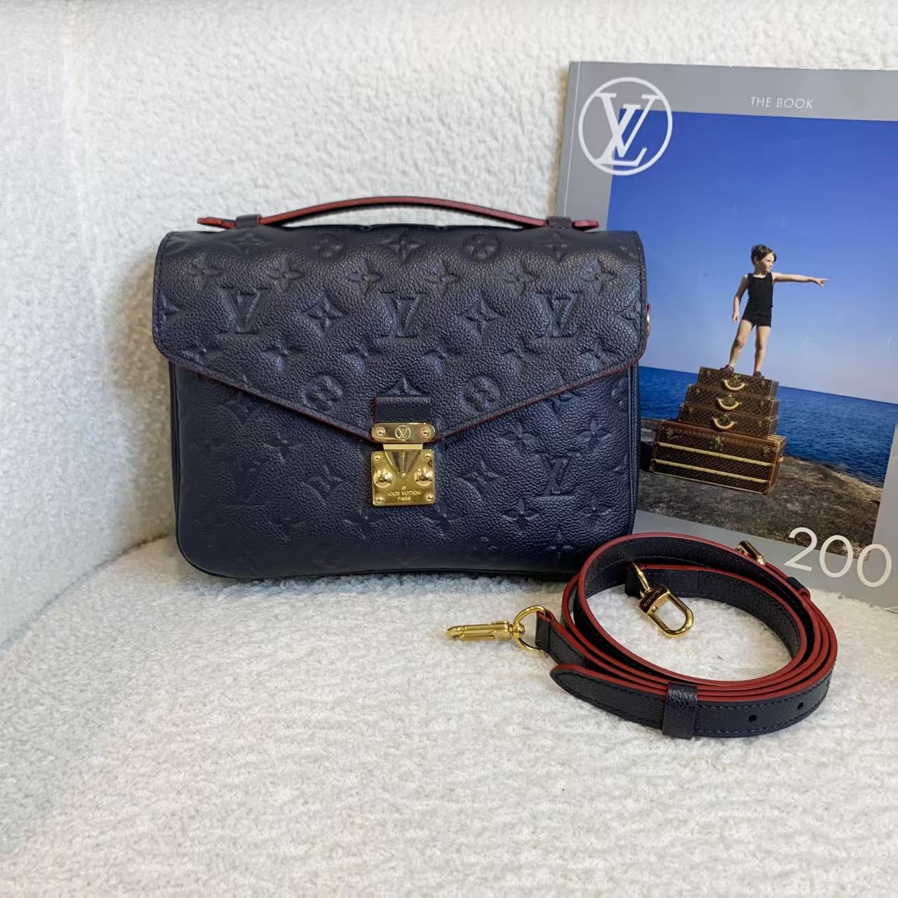 99新 LV 壹臻/深蓝色全皮压纹邮差包 19年 99052221