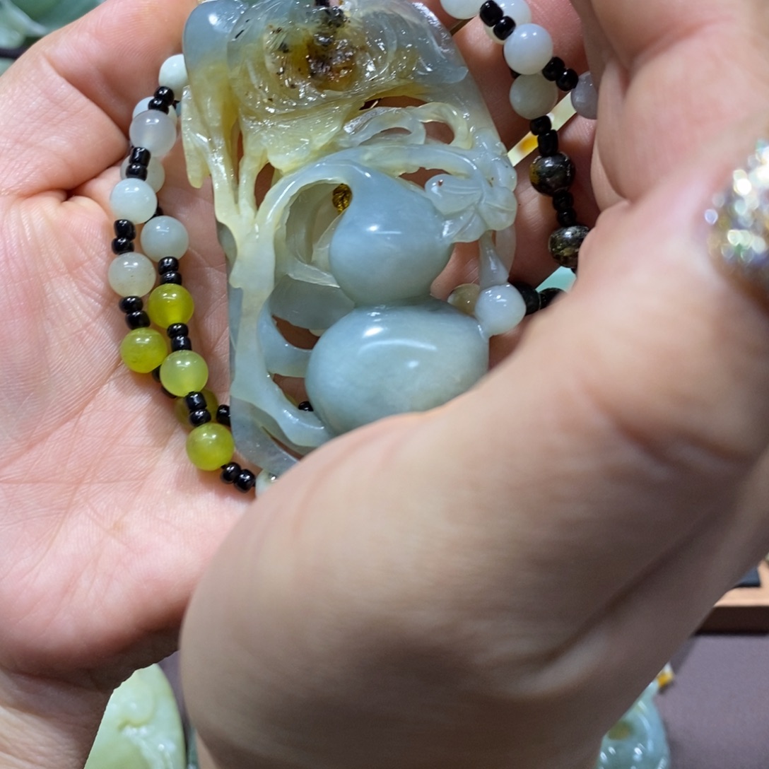 蛇纹石玉颈饰未镶嵌