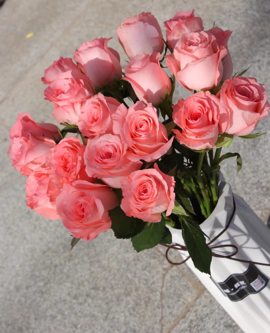 25  戴安娜粉色玫瑰10支+稀有人鱼公主泡泡5支+小天使康乃馨10支