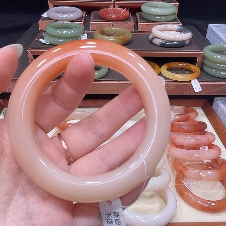 石英质玉手镯未镶嵌芭****)