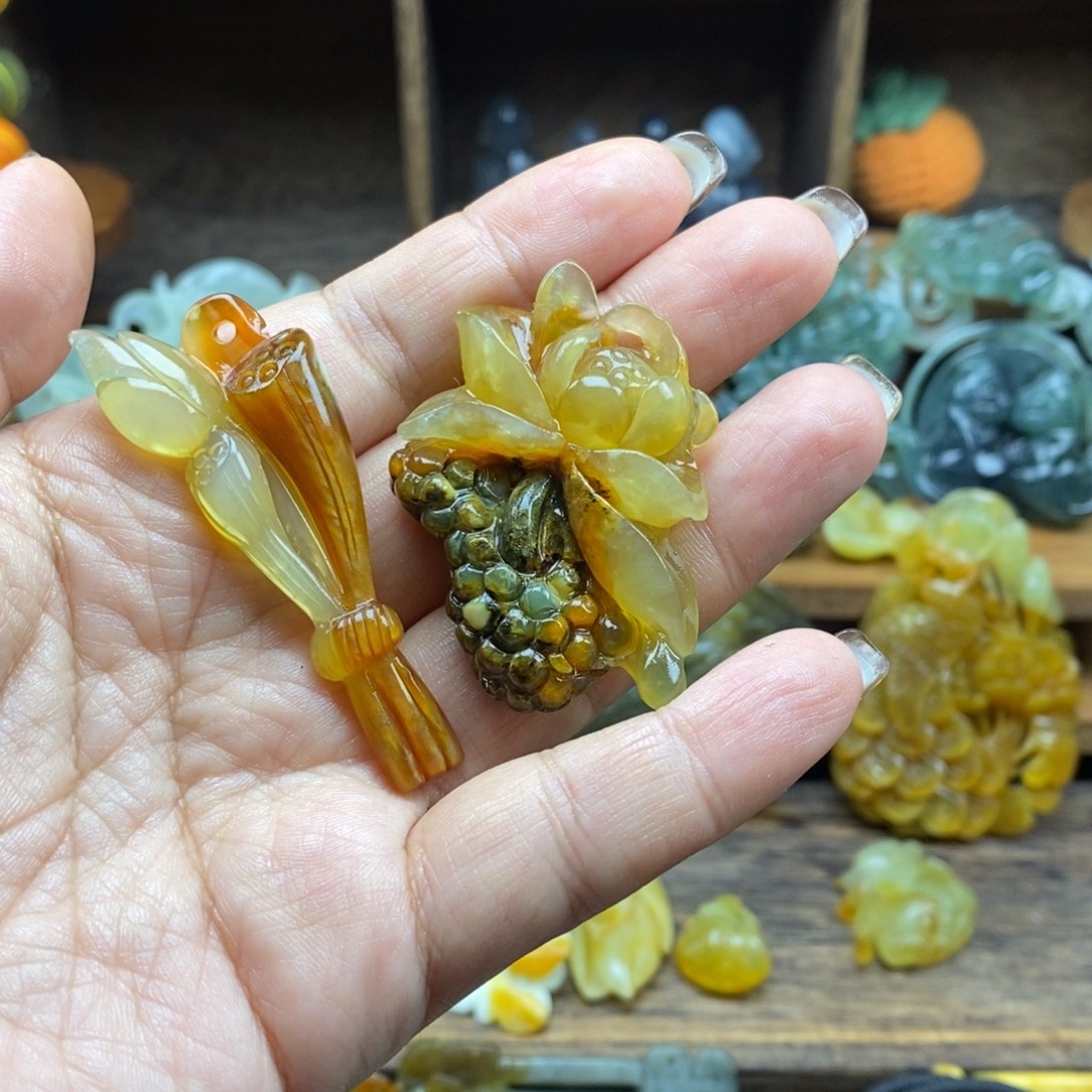 衣***装蛇纹石玉未镶嵌吊坠(赠链)