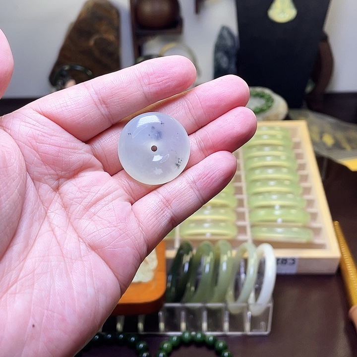 蛇纹石玉颈饰合金