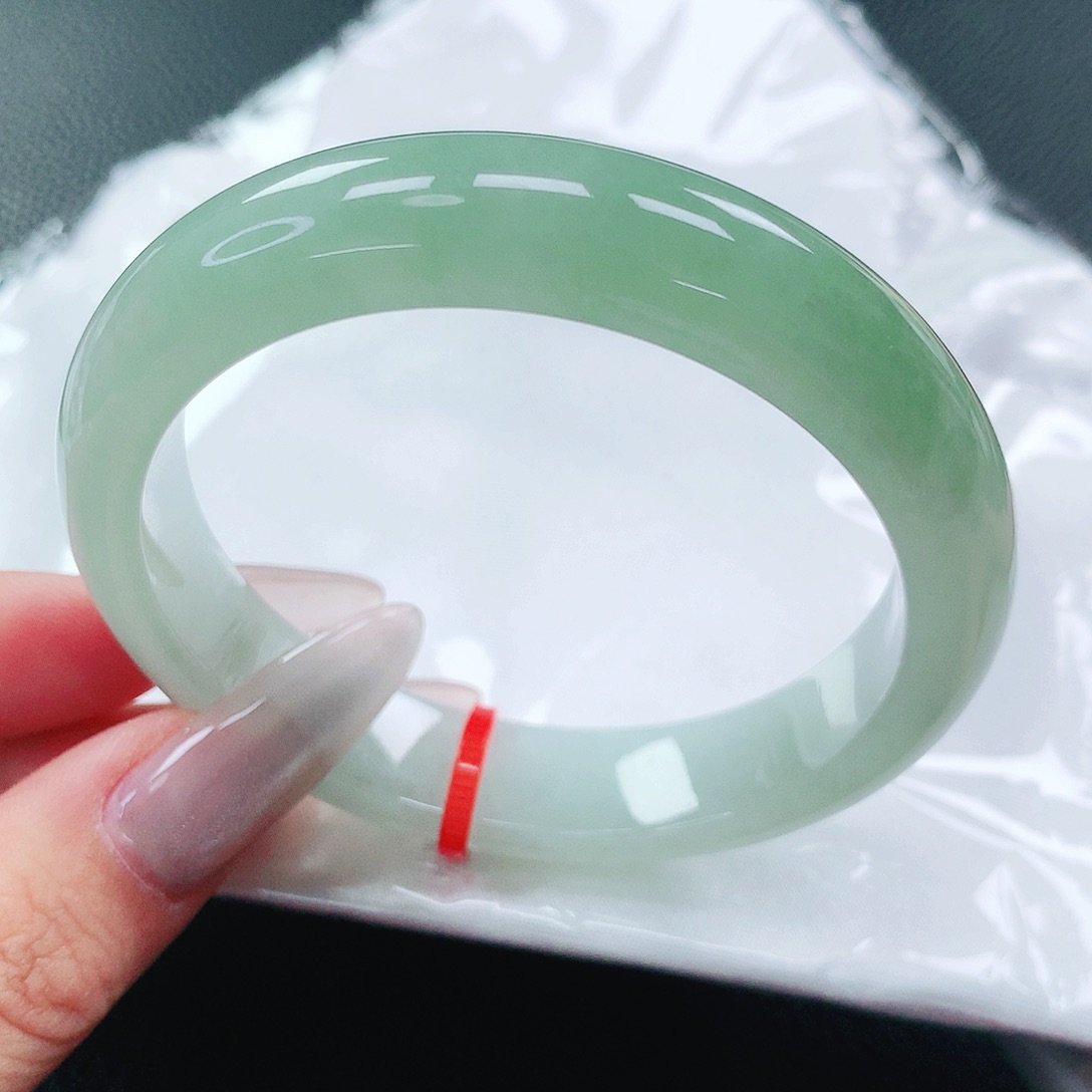 翡翠手镯未镶嵌55圈