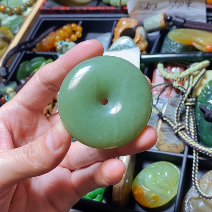 蛇纹石玉颈饰未镶嵌