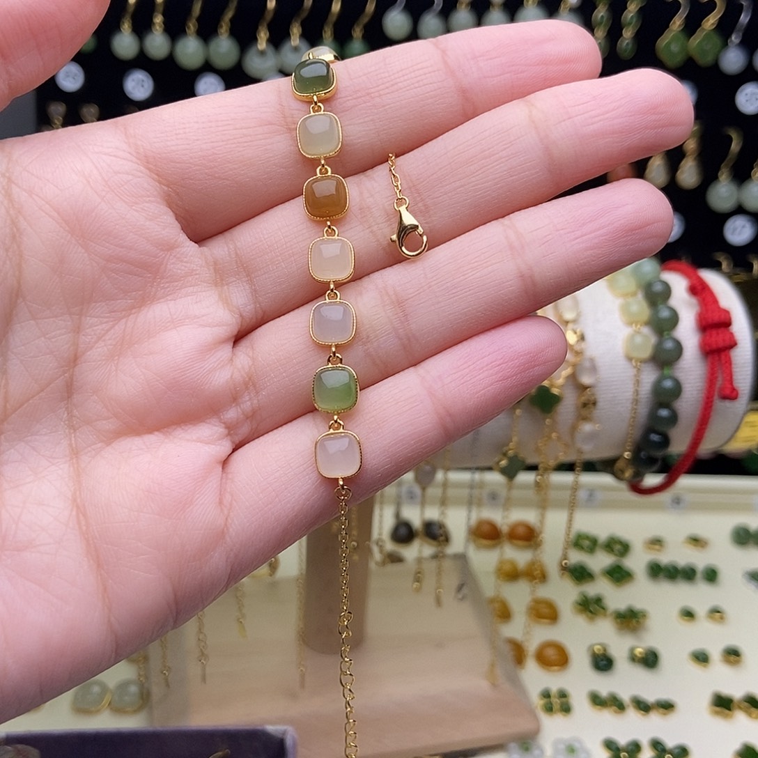 瓦****和田玉银S925镶嵌耳饰