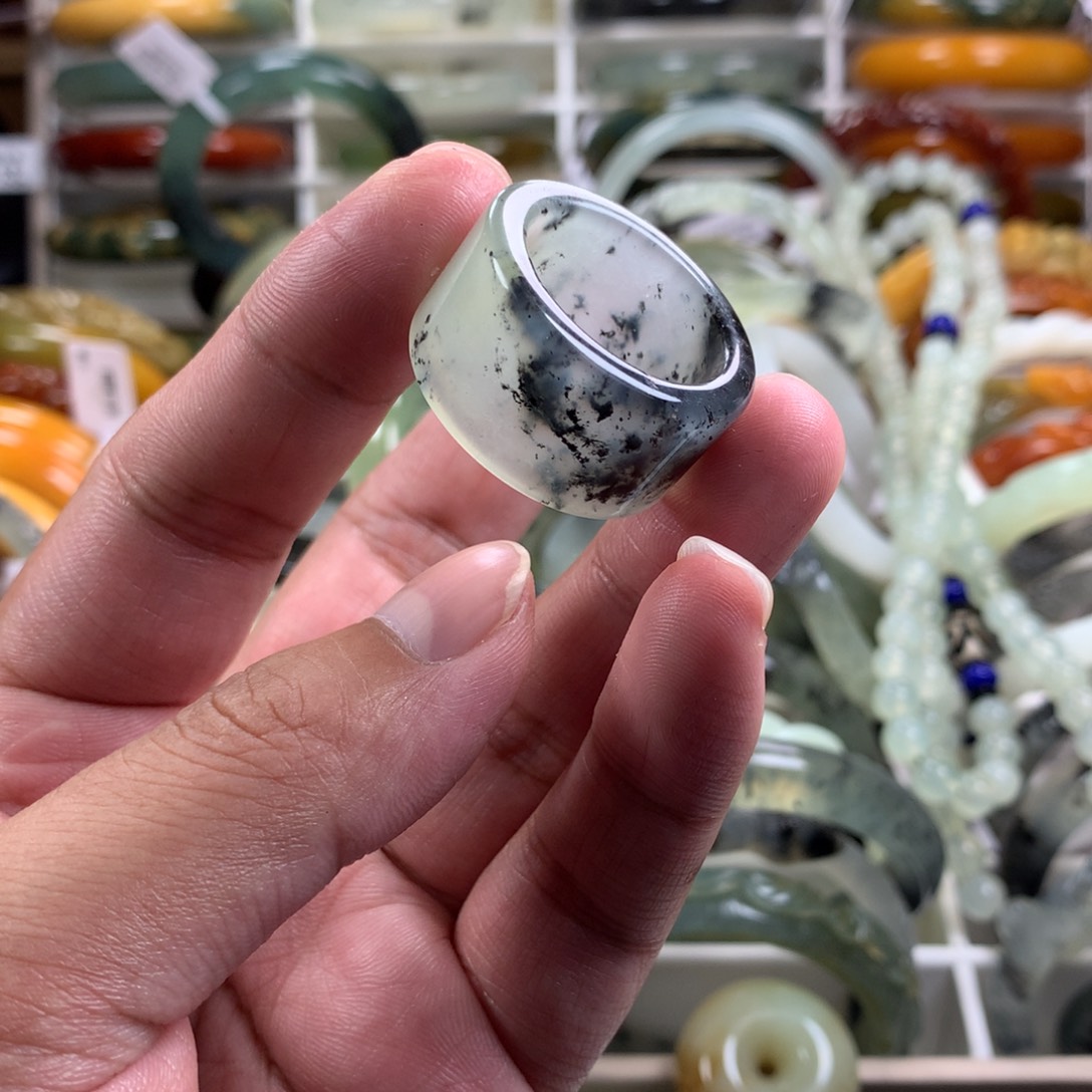 蛇纹石玉戒圈未镶嵌