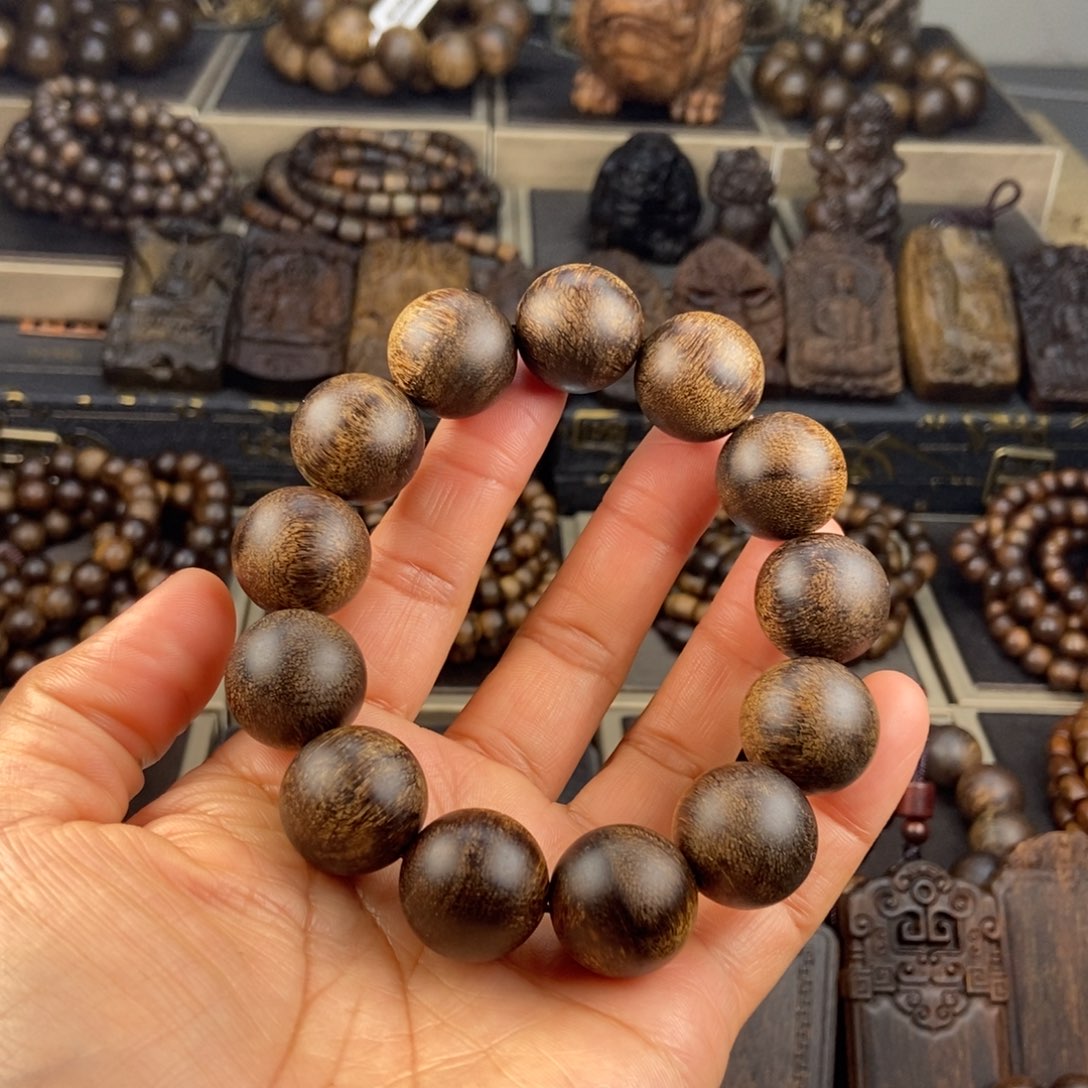 沉香手串小****了越南芽庄白棋玉化留疤