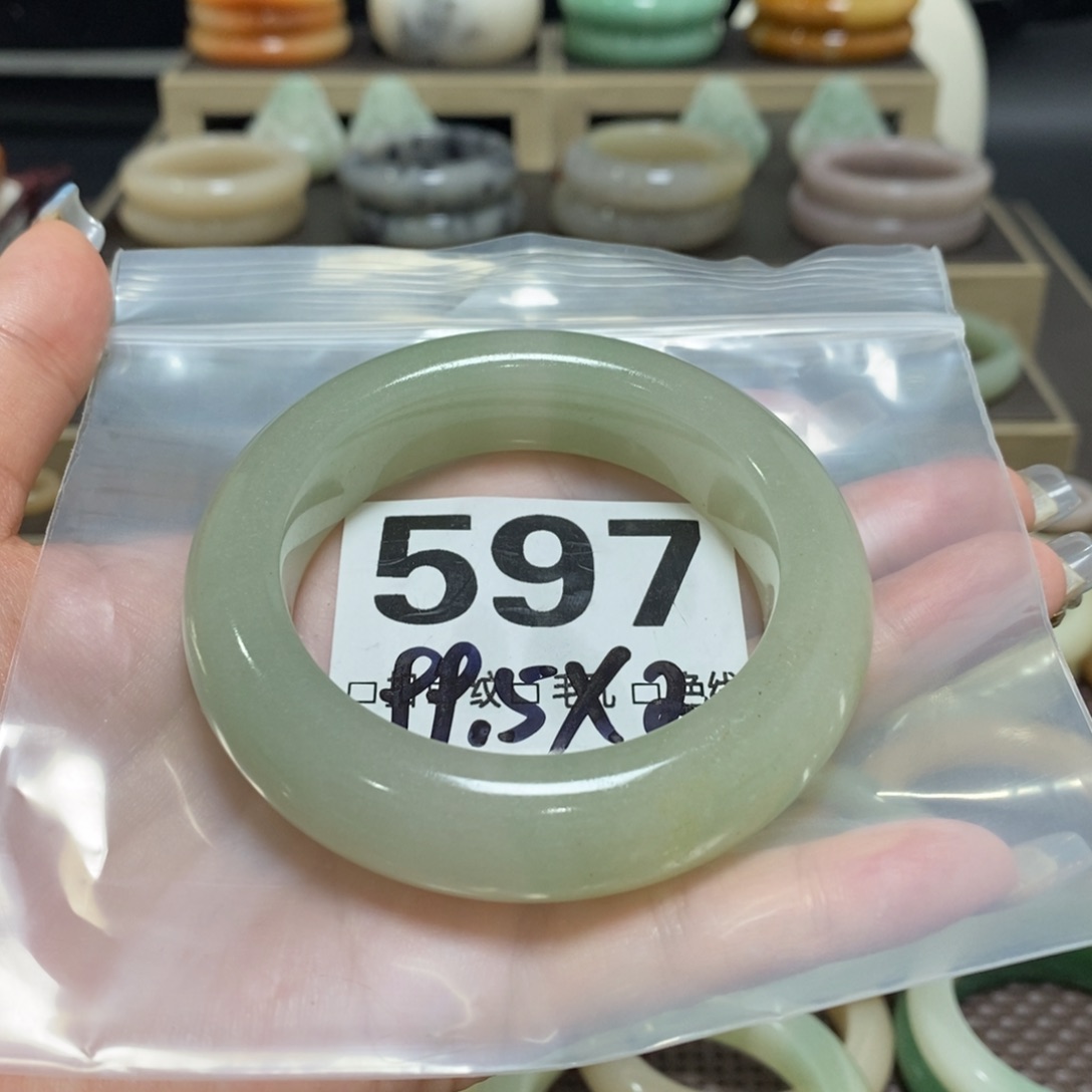 石英质玉未镶嵌手镯。*。