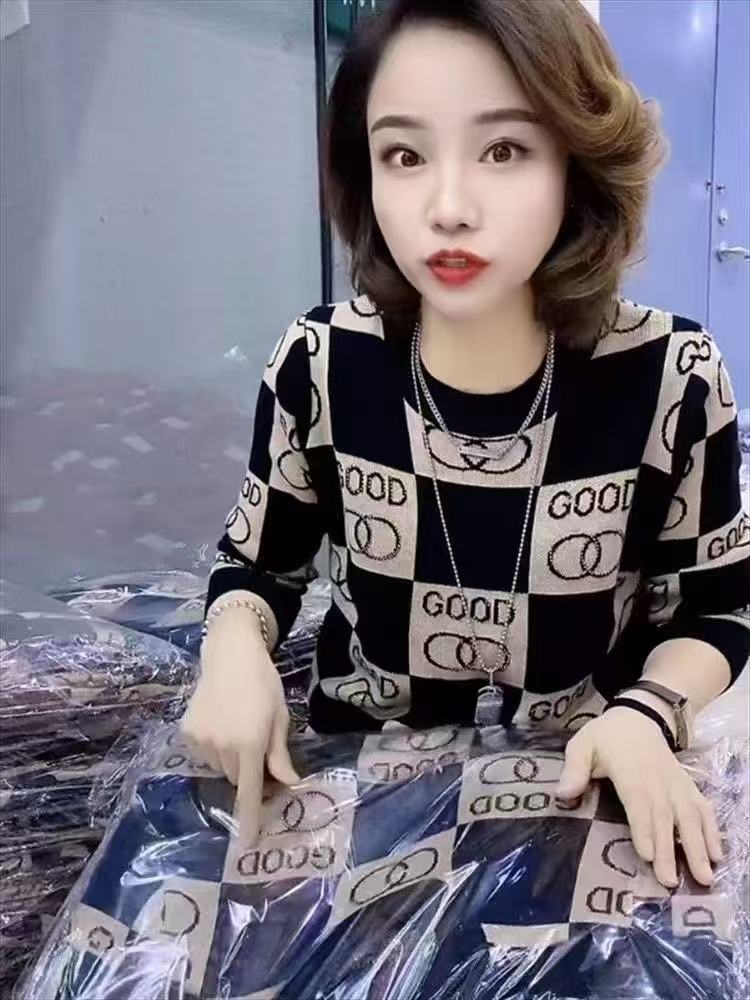 2025秋季洋气时尚纯色打底衫气质显瘦设计感百搭爆款名媛上衣