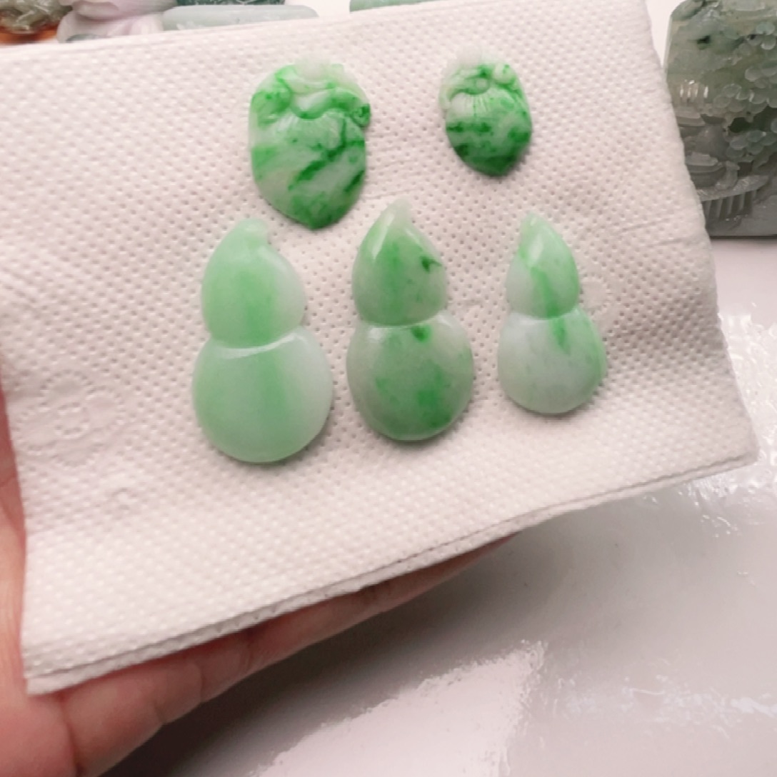 世***琼翡翠未镶嵌颈饰翡翠