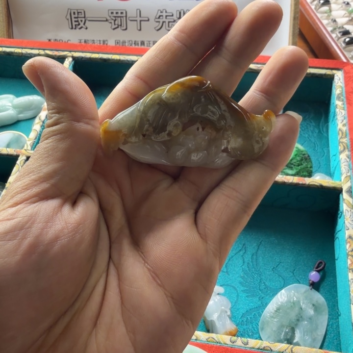 翡翠未镶嵌戒指和和美美