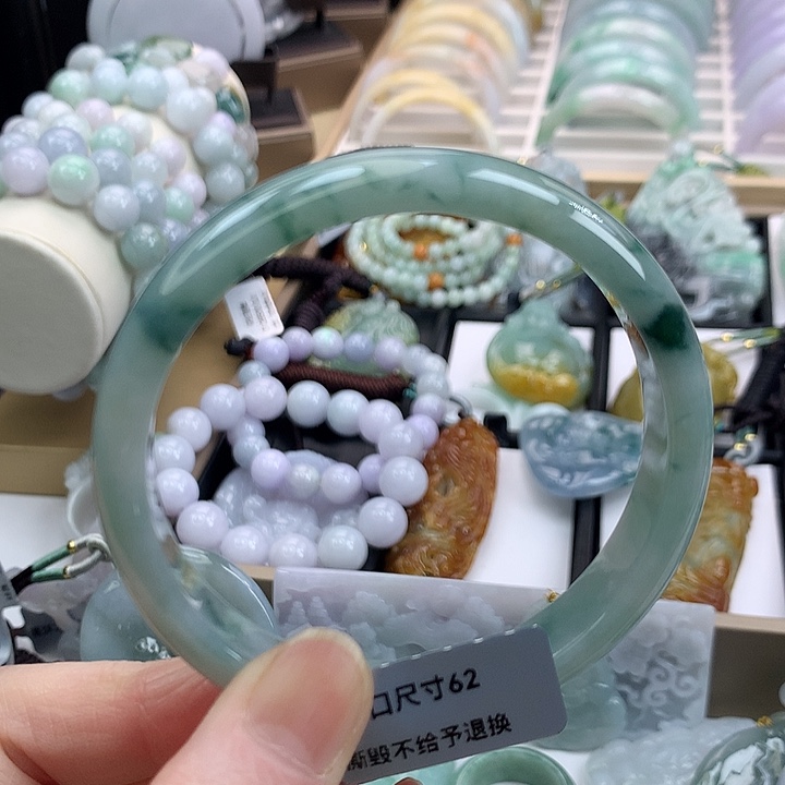 翡翠手镯未镶嵌吊坠