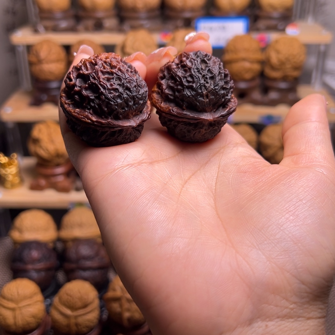 哲***把件桃核七彩杉湖H06