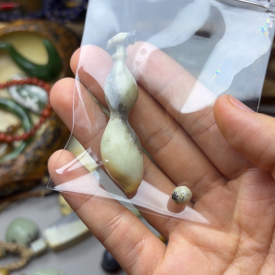 旧***迹透闪石质玉未镶嵌颈饰