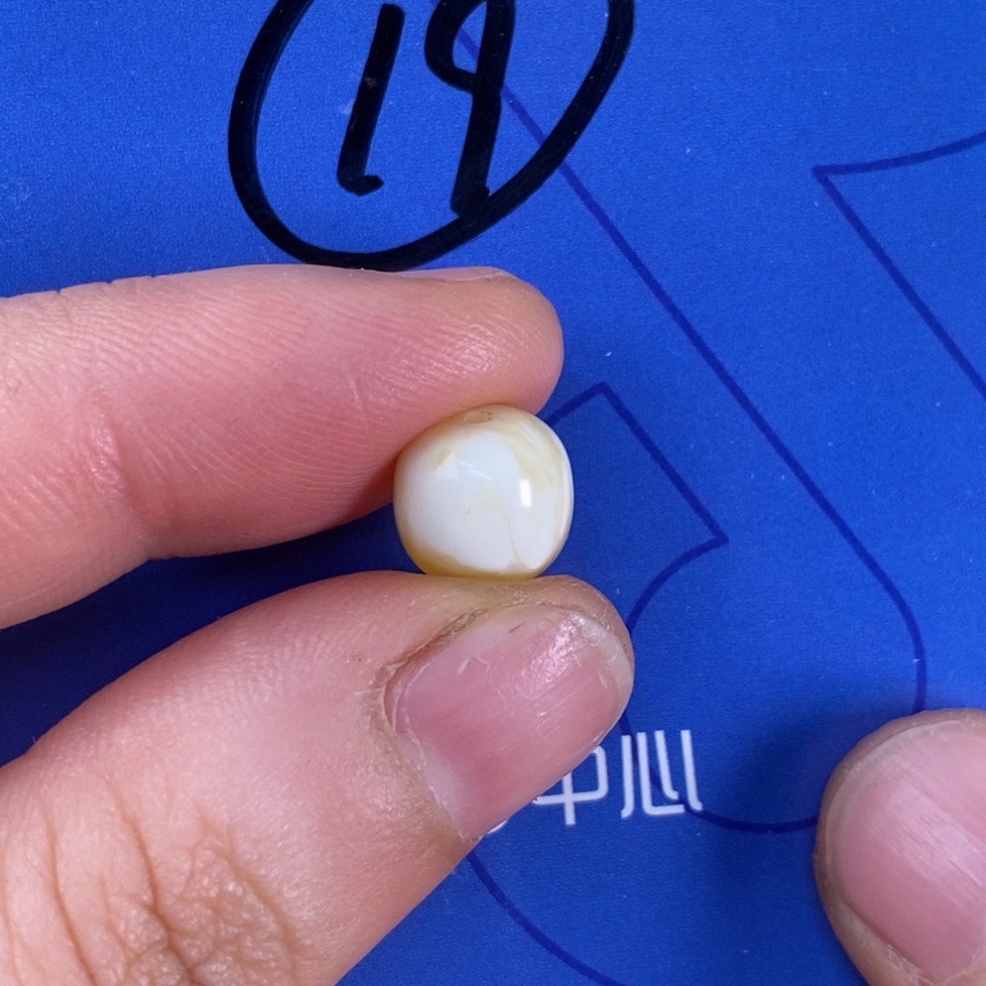 蜜蜡裸石未镶嵌明**性蜜蜡