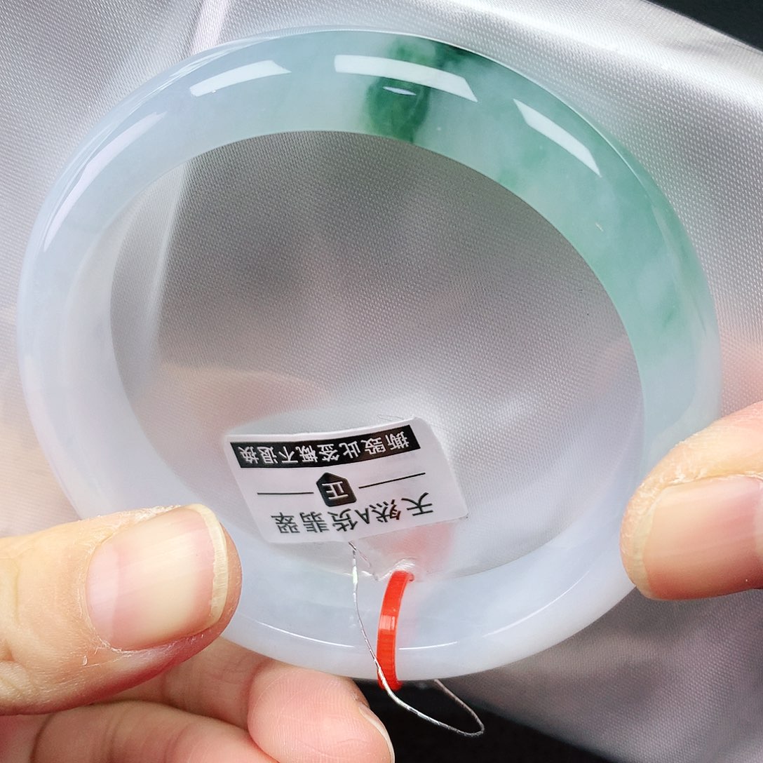 翡翠手镯未镶嵌55圈